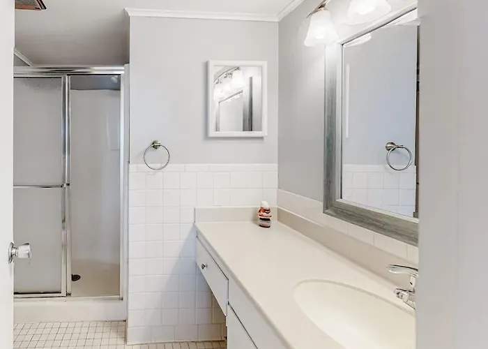 Ocean-view Getaway With Balcony Ac Pools Saunas Tennis & Gym